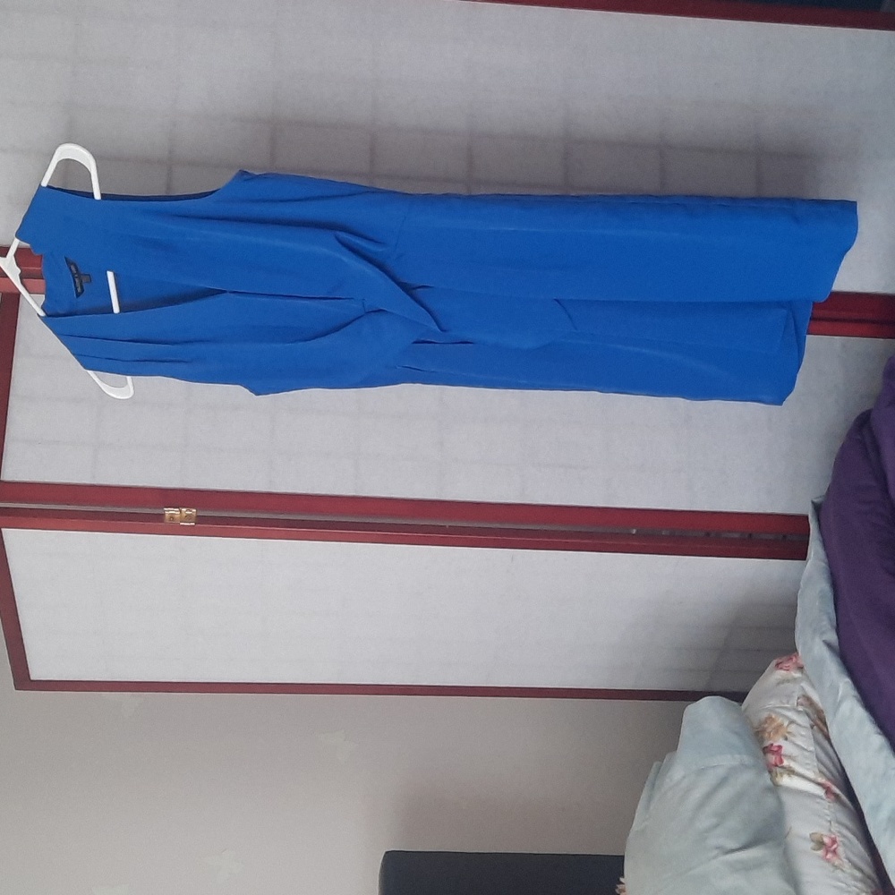 Sleeveless v-neck mini dress